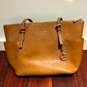 Selling in new condition Michael Kors leather bag
